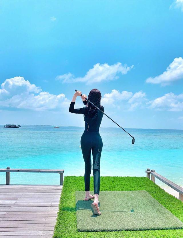 蓝心妍穿贴身健身上衣,完美地勾勒出了她的身材线条,被惊艳到了