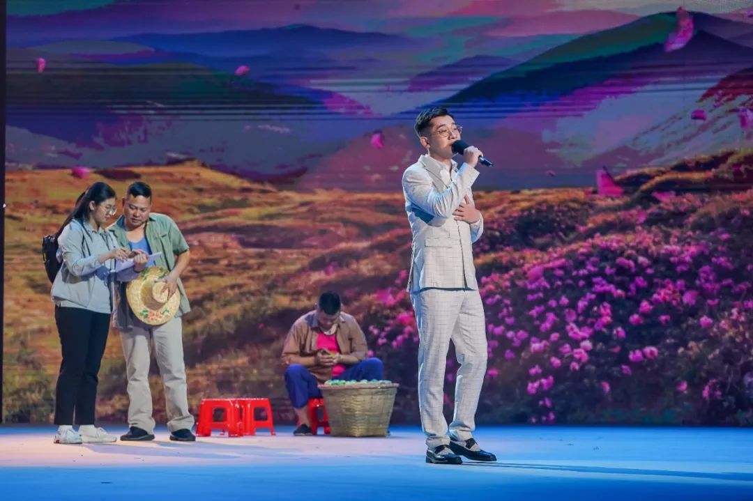 歌曲《最温暖的坚定》由赵琳作词,梁丽荣,龚本峰,杨洁,黎显峰作曲并