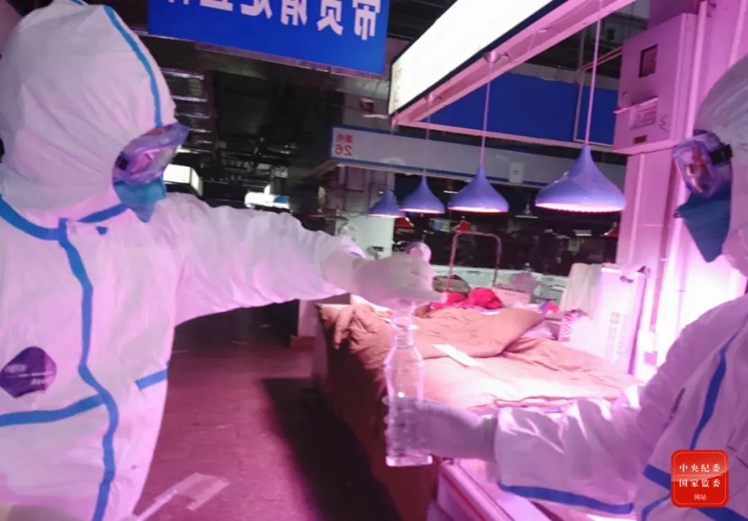 6月17日,中国疾控中央病毒病所溯源专家构成员在新发地农产物批发市场内收罗样本。