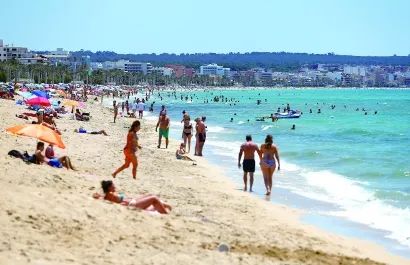 西班牙结束国家紧急状态，马略卡岛帕尔马海滩人流增加。
