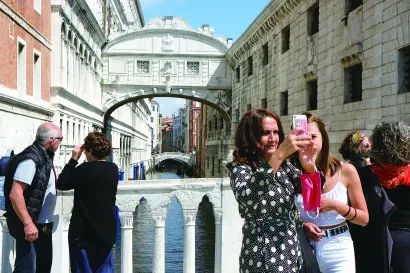 意大利允许欧盟游客入境，游客在威尼斯的叹息桥附近自拍。