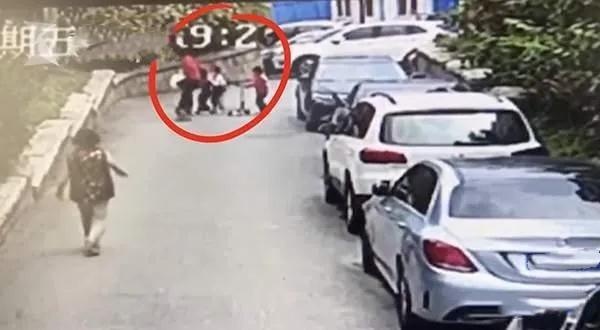 哈士奇突然扑向三个孩子,妈妈用身体挡也被咬伤!狗主人站一旁休闲区蓝鸢梦想 - Www.slyday.coM 哈士奇突然扑向三个孩子,妈妈用身体挡也被咬伤!狗主人站一旁休闲区蓝鸢梦想 - Www.slyday.coM