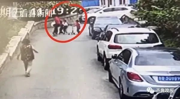 哈士奇突然扑向三个孩子,妈妈用身体去挡也被咬伤!狗主人就在一旁...休闲区蓝鸢梦想 - Www.slyday.coM 哈士奇突然扑向三个孩子,妈妈用身体去挡也被咬伤!狗主人就在一旁...休闲区蓝鸢梦想 - Www.slyday.coM