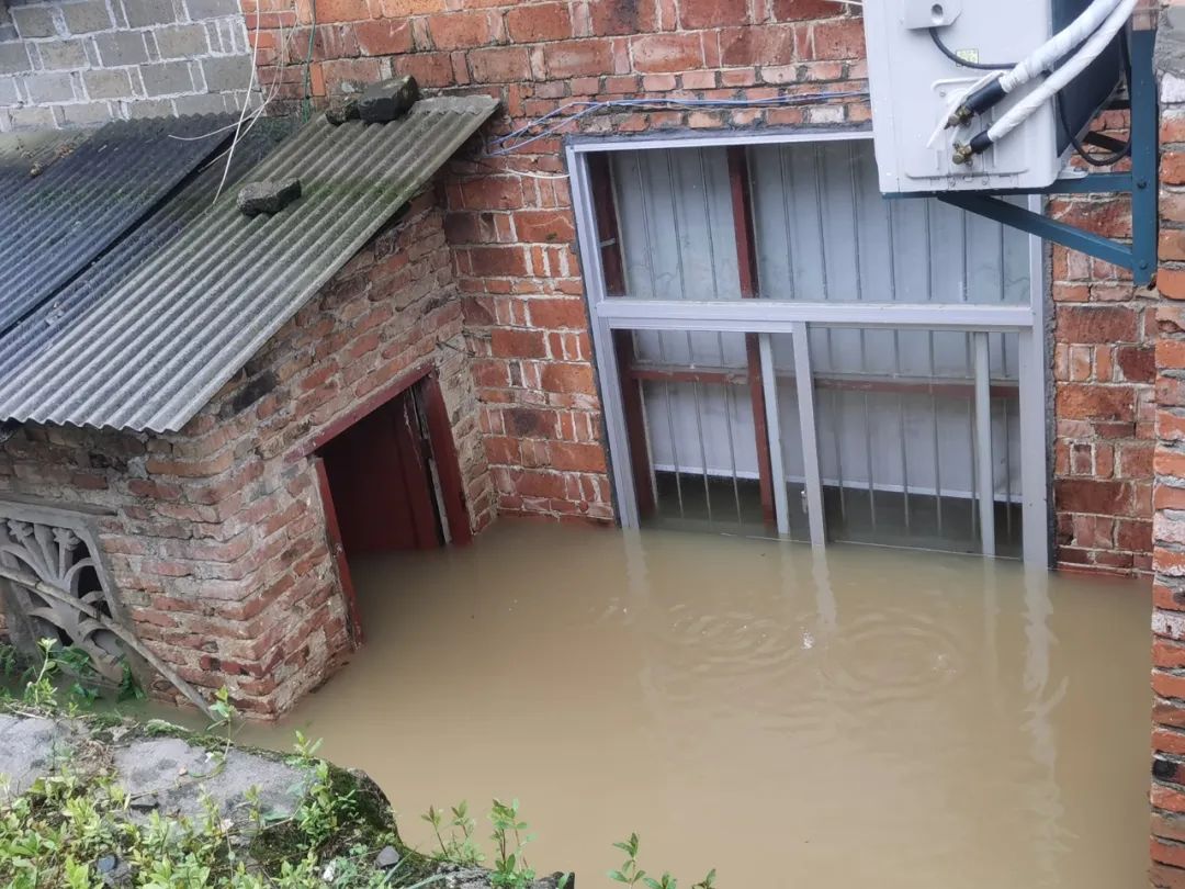 暴雨袭击九江,洪水浸屋!消防员深水中转移中风病人