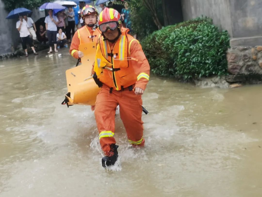 暴雨袭击九江,洪水浸屋!消防员深水中转移中风病人