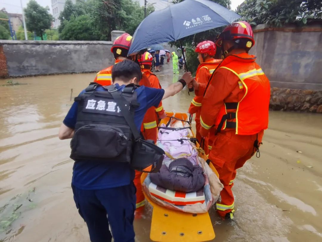 暴雨袭击九江,洪水浸屋!消防员深水中转移中风病人