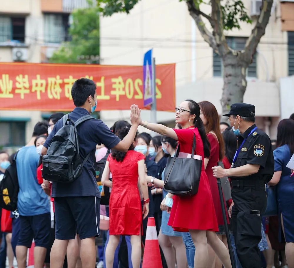 “有一种甜”是在考卷上书写青春与爱！多图直击口罩为伴的上海中考