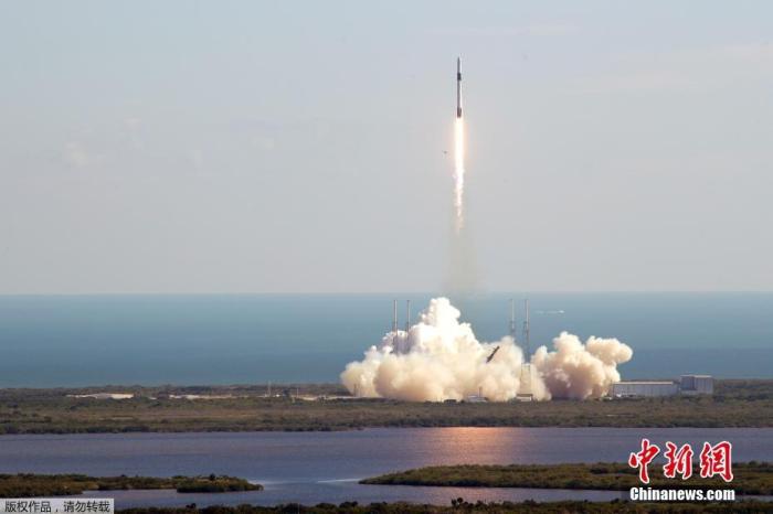 资料图:当地时间2019年12月5日,美国佛州卡纳维拉尔角空军基地,SpaceX猎鹰9号火箭搭载龙飞船发射升空,该飞船携带了近6000磅(约2722公斤)的补给物资和研究材料。