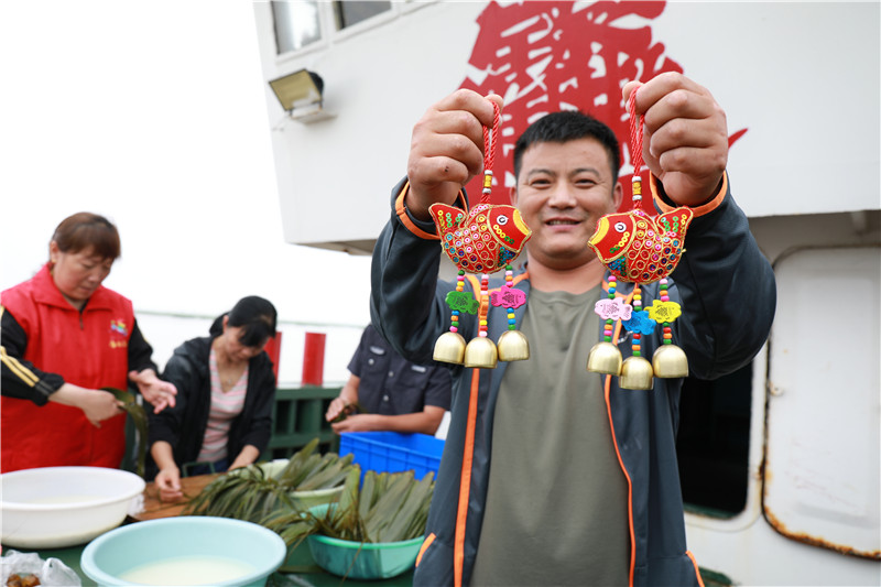 连云港赣榆宋庄镇:粽叶飘香送船家