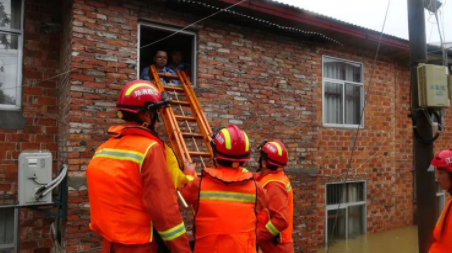 【暖新闻·江西2020】暴雨袭击九江!消防员深水中转移中风病人
