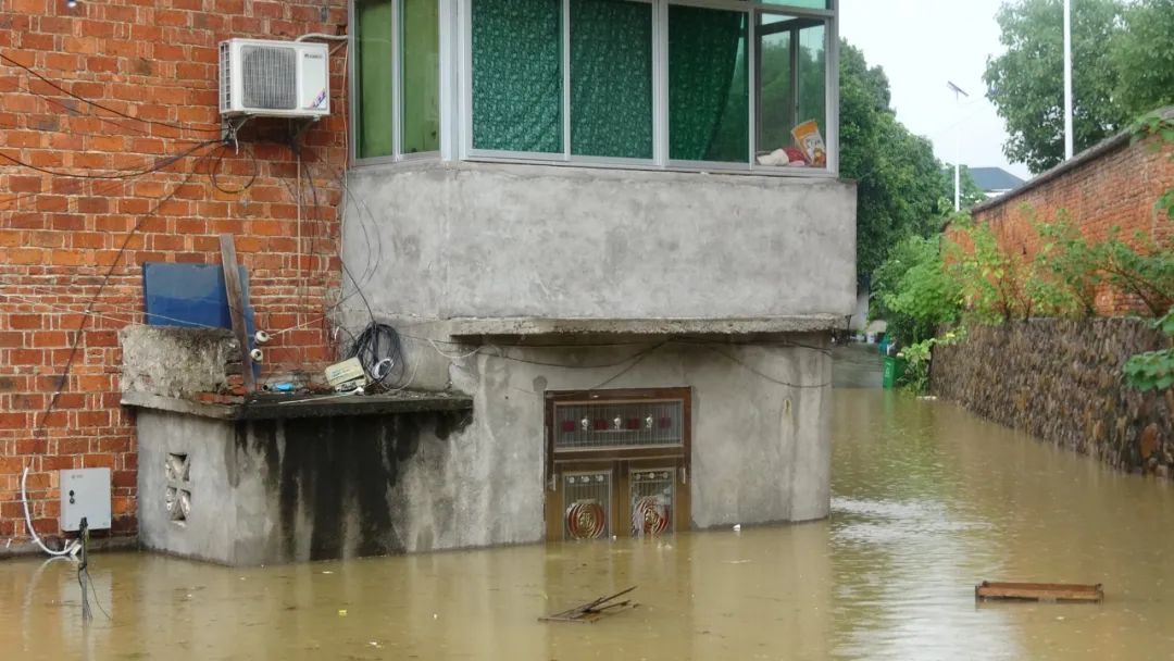 暴雨袭击九江,洪水浸屋!消防员深水中转移中风病人