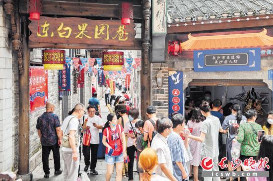 白果园等老街巷吸引了南来北往的游客。