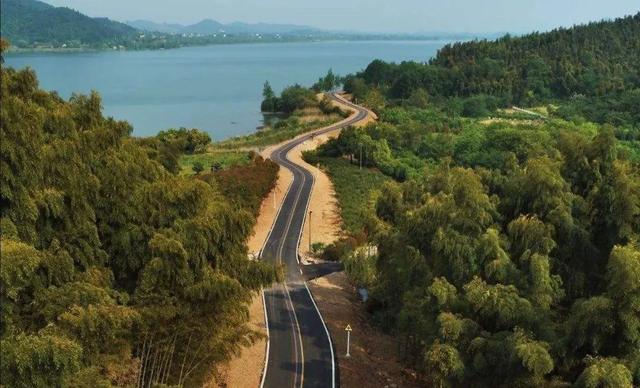 泡温泉、看萤火虫、坐小火车、划竹筏这个小众旅游地不容错过