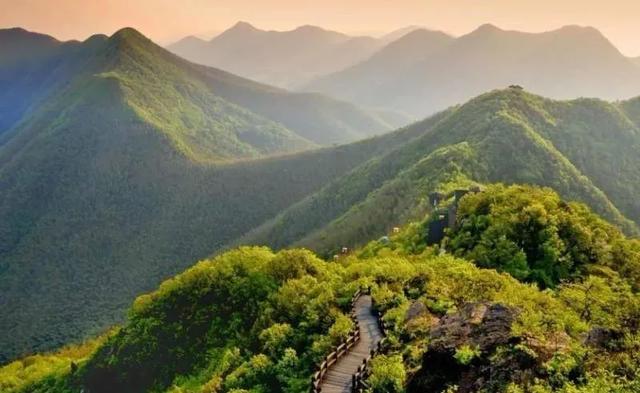 泡温泉、看萤火虫、坐小火车、划竹筏这个小众旅游地不容错过