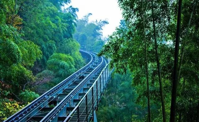 泡温泉、看萤火虫、坐小火车、划竹筏这个小众旅游地不容错过