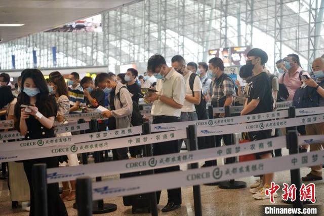 成都双流国际机场迎端午小长假返程客流高峰