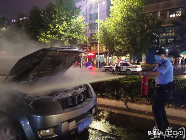 越野车突发自燃 淮南民警冒雨火速救援