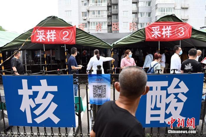 6月24日,大众在北京安贞医院采样点进行新冠肺炎核酸检测采样。中新社记者 侯宇 摄
