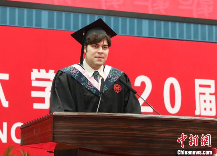张文宏寄语毕业生:充满不确定性的世界是最好