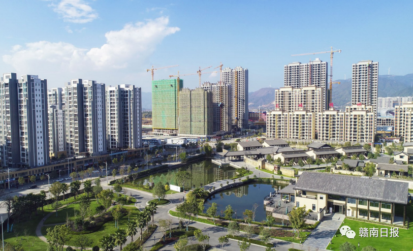 拆迁改造前老旧拥挤的龙南县城石人片区和2020年的该片区一角对比