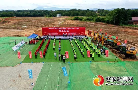 武陵大道快速路工程(含综合管廊)一标段项目开工仪式现场图。