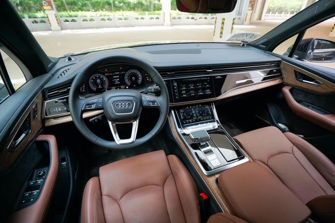 这台SUV全系七座、三块大屏,还标配quattro全时四驱!