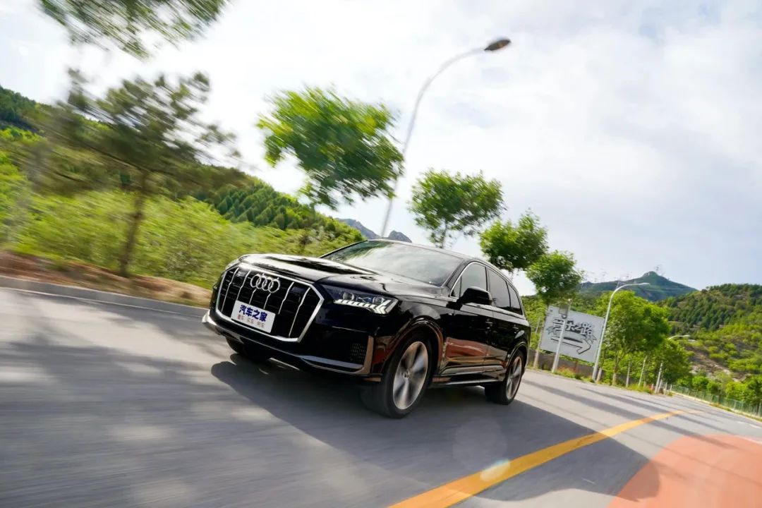 这台SUV全系七座、三块大屏,还标配quattro全时四驱!