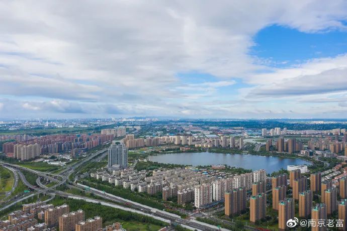 今天,大蓝鲸的绝美天空,刷屏朋友圈!