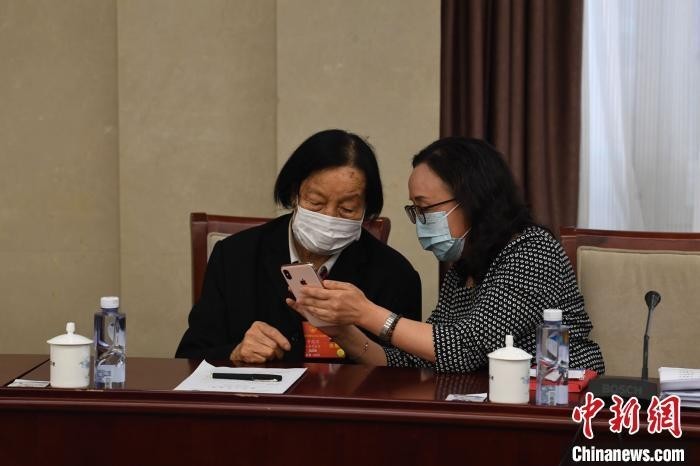 全国两会期间,杨林花和申纪兰探讨交流。 受访者供图