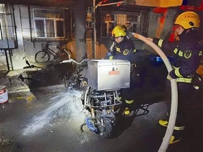 电动车充电自燃 消防队紧急救援