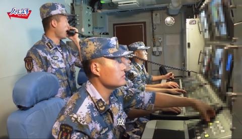 南部战区海军某驱逐舰支队舰艇编队在南海实战化训练