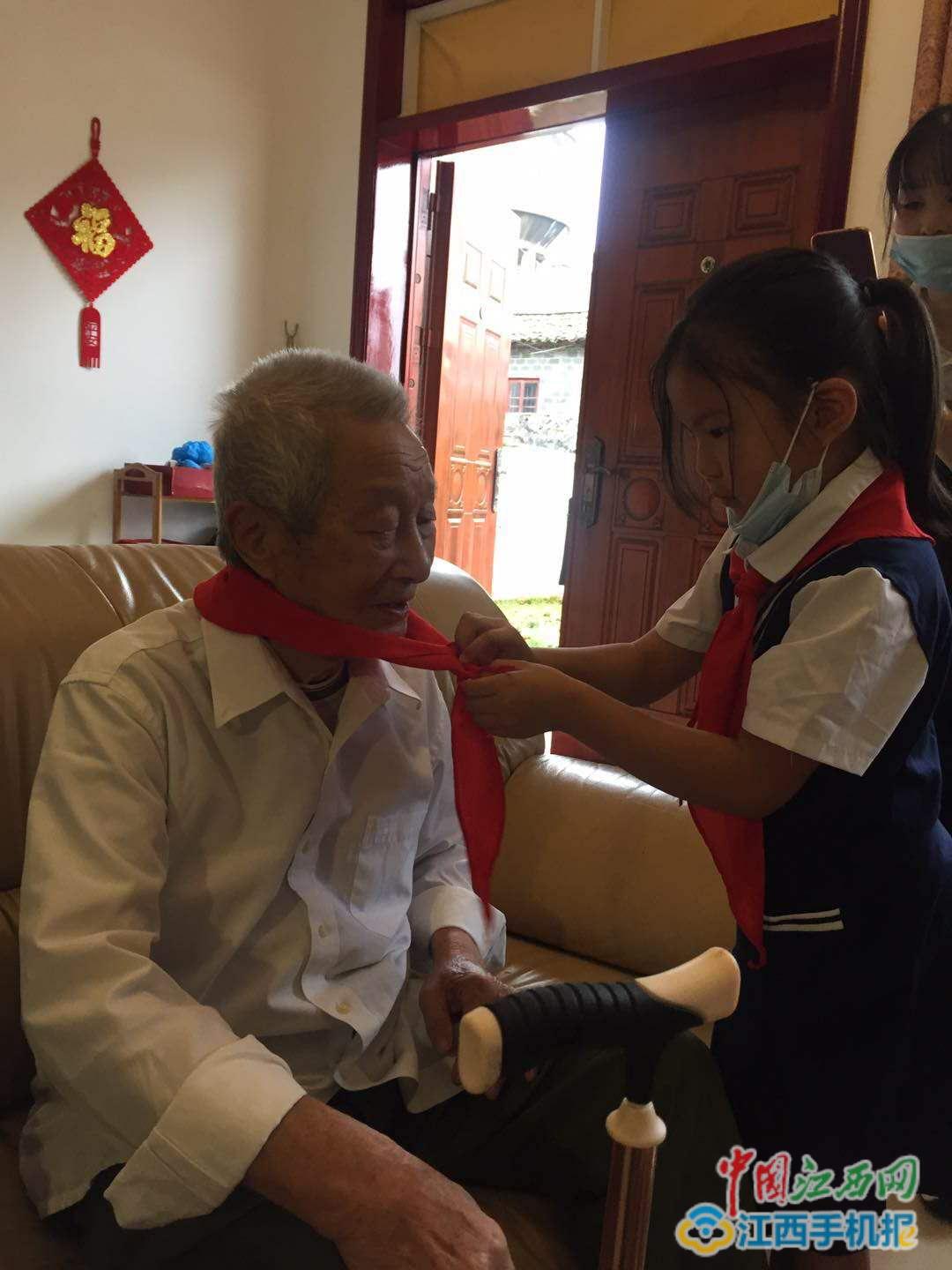 金溪秀谷镇:“六一”鲜花献“老人”(图)
