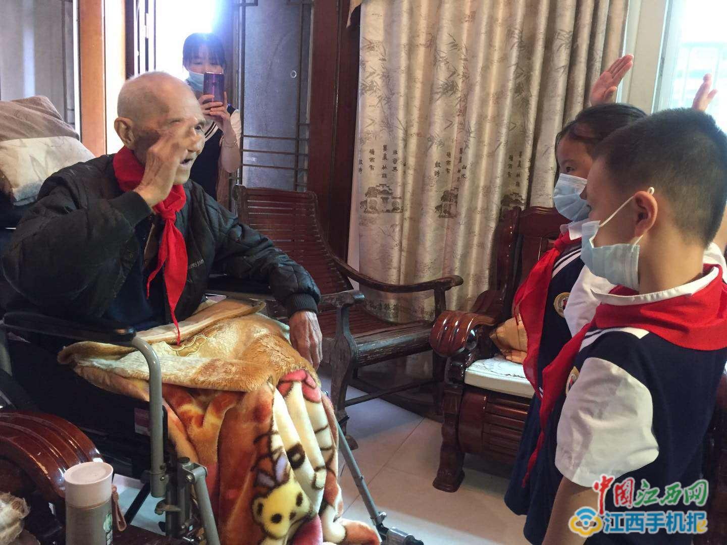 金溪秀谷镇:“六一”鲜花献“老人”(图)