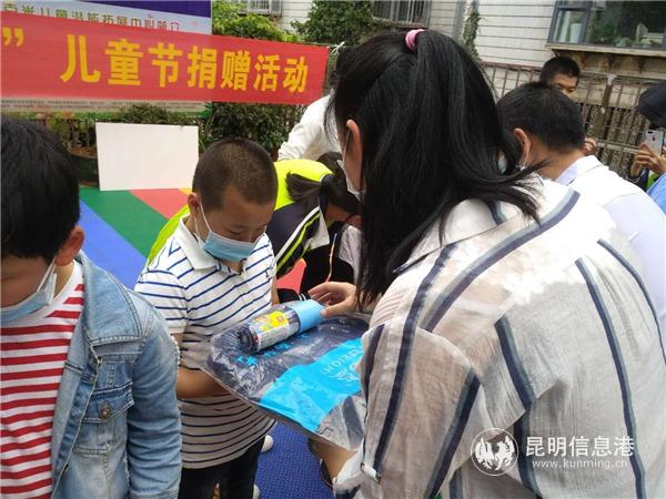 关爱自闭症儿童 立夏路社区联合多部门举行“六·一”捐赠活动