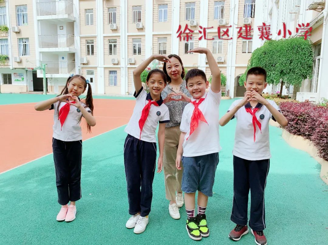 萌娃们终于复学啦!来看今天小学,幼儿园的现场图