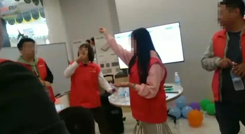 业绩不达标,公司罚员工吃蚯蚓、吞泥鳅…