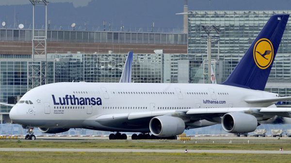 图说:一架德国汉莎航空公司的空客A380客机在法兰克福机场跑道上滑行(2010年11月5日摄)。新华社发