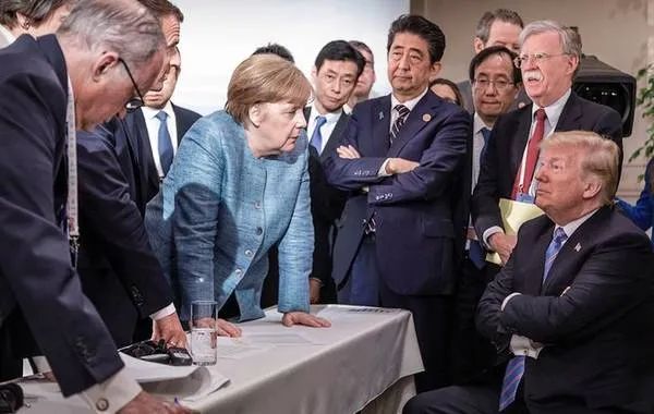 当年大火的G7峰会一瞬间,特朗普身旁的博尔顿如今已是“仇人”。