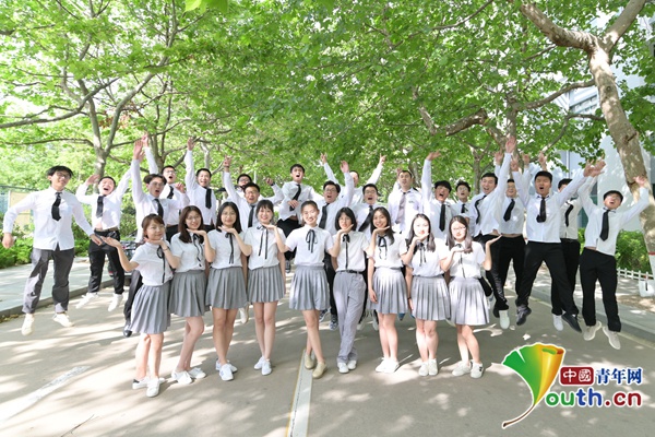 中国石油大学（华东）自动化2016级5班全体成员。中国青年网通讯员 熊壮壮 摄
