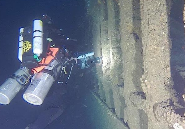 一个人划着船猜成语_划着船图片简笔画(3)