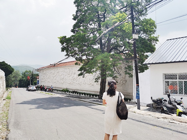 杨静彦来到西沟村,希望了解更多关于申纪兰的事迹。澎湃新闻记者 张家然 图