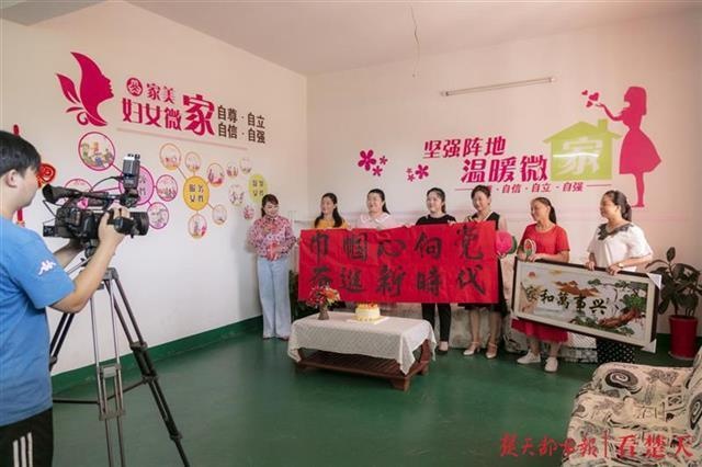 武汉市巾帼大宣讲走进东西湖区,战疫英雄在女儿眼中是“超人妈妈”