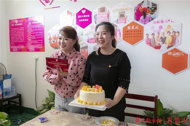 武汉市巾帼大宣讲走进东西湖区,战疫英雄在女儿眼中是“超人妈妈”