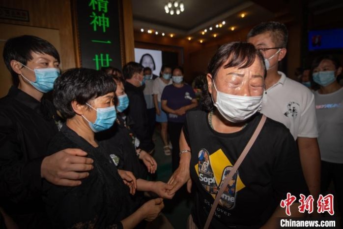 民众泪别申纪兰。 韦亮 摄