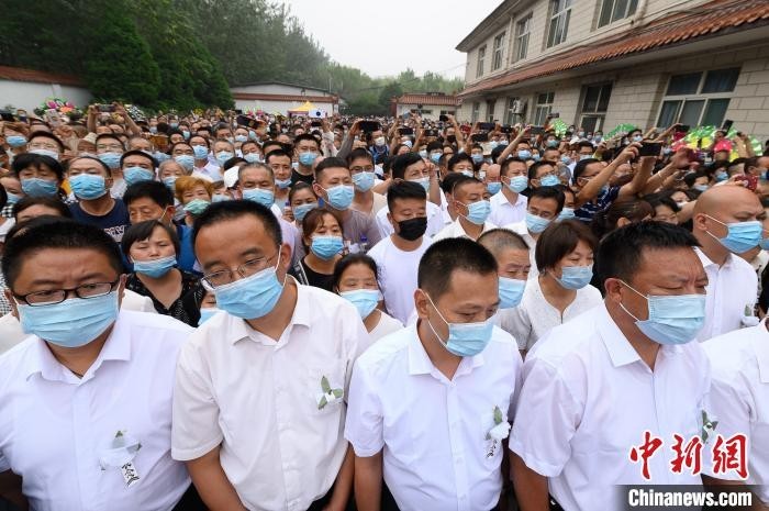 因追悼仪式举办地可容纳人数有限,更多人聚集在室外送别申纪兰。 韦亮 摄