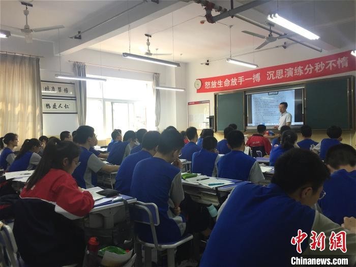 资料图:山西各级各类学校疫情期间不得预收学费,完成教学计划可不退学费。 高瑞峰 摄
