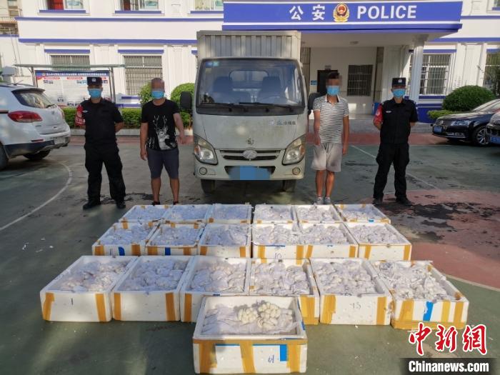 图为涉案人员指认现场。警方供图