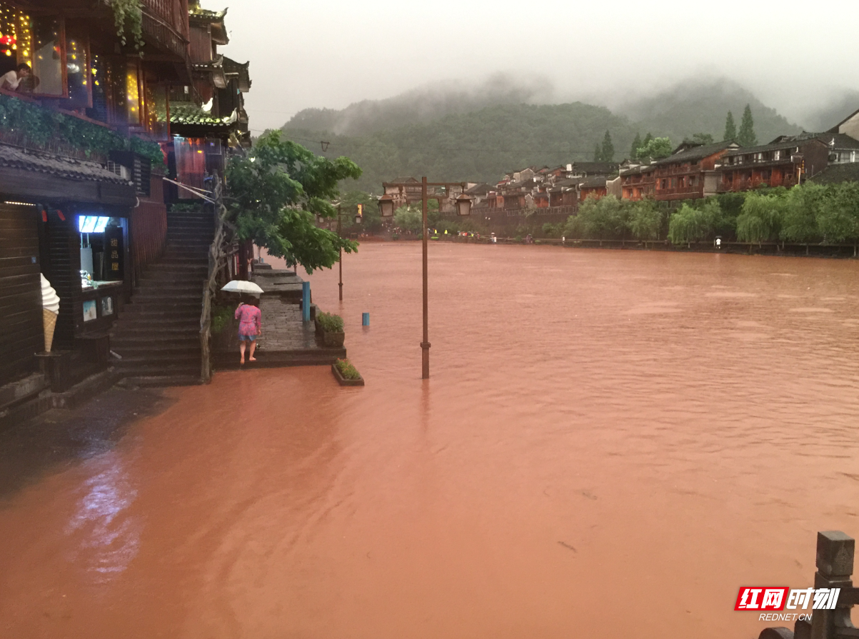 凤凰古城突降暴雨河水猛涨河畔景观道路部分被洪水淹没