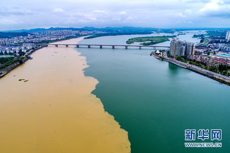 【"飞阅"中国】湖北襄阳:雨后汉江"泾渭分明"