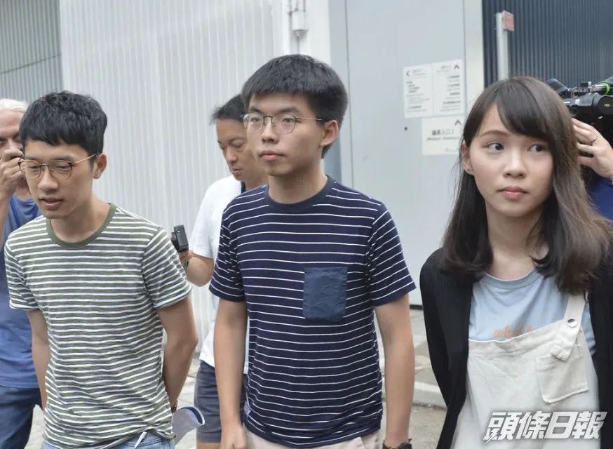 ▲黄之锋宣布退出“香港众志”,另外两名嚣张乱港分子周庭和罗冠聪也宣布退出该组织。从左至右:罗冠聪、黄之锋、周庭(图源:香港《头条日报》)